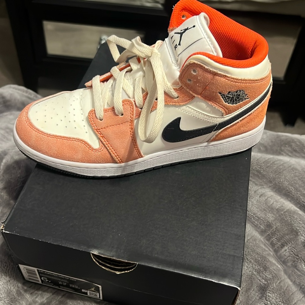 Mid rise Jordan 1